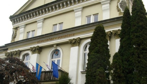 Csíkszereda: le kell venni a Városháza feliratot a városházáról