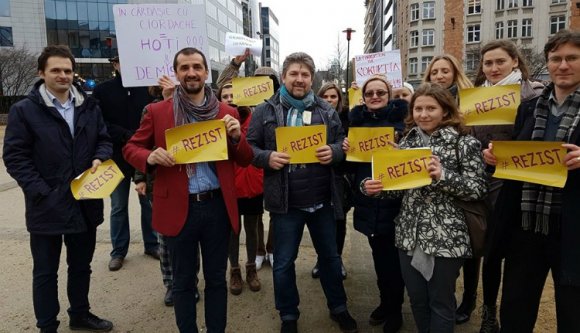 A tüntetők Brüsszelben is megtalálják Grindeanut