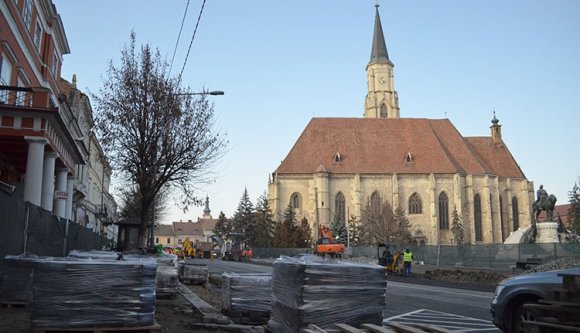Ismét építőteleppé változott Kolozsvár főtere (FOTÓK)