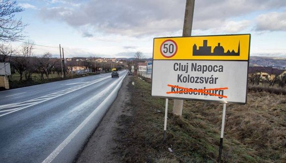 Győzött a többnyelvűség a kolozsvári táblaügyben – németül nem, de magyarul ki kell írni a város nevét