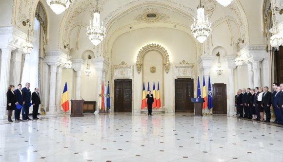 Beiktatták az új minisztereket, haza lehet menni