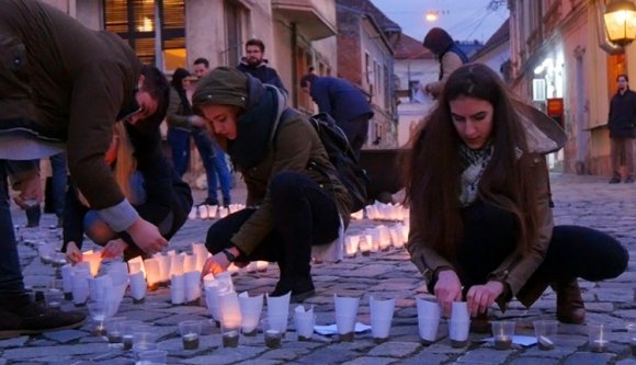 Ezer gyertyából rakták ki Mátyás királyt a szülinapján (VIDEÓ)