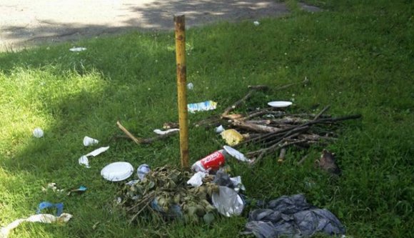 Sándor napján takarítanak a blokk körül