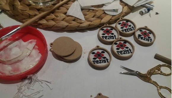Itt a tavasz, itt a nyúl... meg a #rezist!