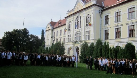 Katolikus gimnázium: összetépték a rendőrök a szülőknek kézbesített DNA-idézéseket