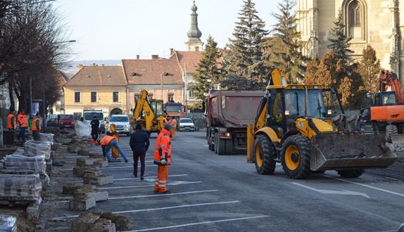 Brutális összegért vásárol újságos standokat a kolozsvári városháza