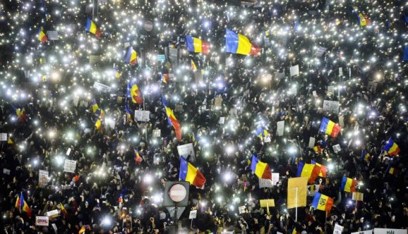 Nem aránytalan kicsit, hogy a fesztiválokon 75 ezren csapathatják a bulit, míg tüntetni csak legfeljebb ötszázan lehet?