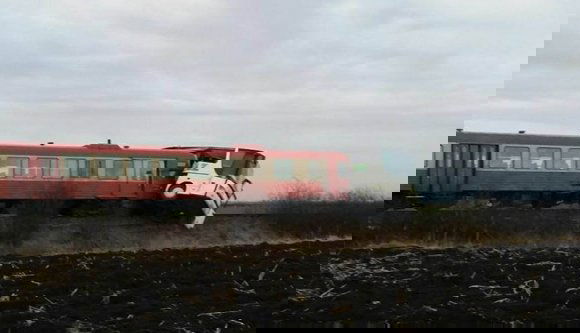 Totálkárosra tört egy vonat egy autóbuszt Temes megyében (FOTÓK)