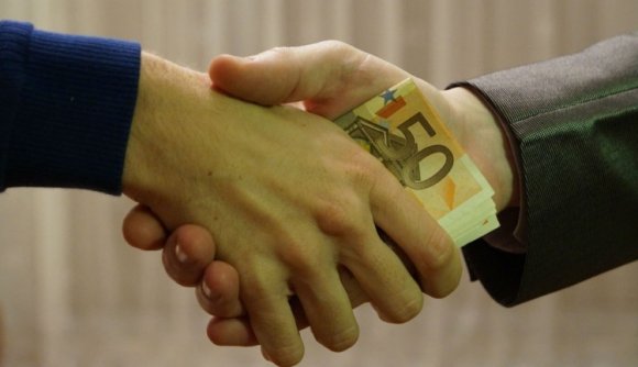 Rendőrt vesztegetett volna meg egy nő Maros megyében