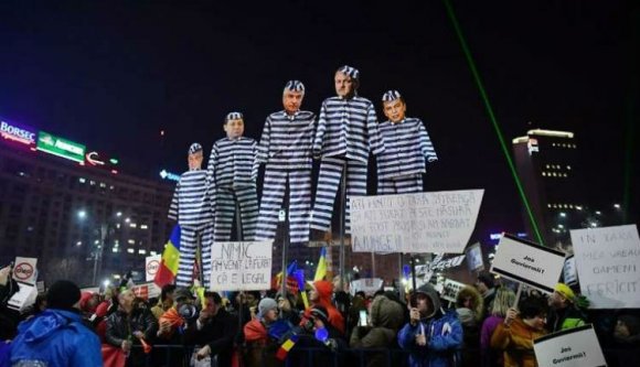 Nem lehetne ezt a kormánybuktatást egy kicsit ügyesebben csinálni?