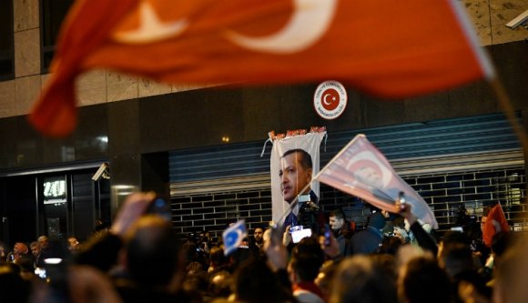 Miért vált feszültté a kapcsolat Törökország és Hollandia között?