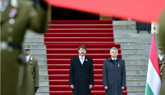 Lobog már a magyar trikolór az Országház előtt