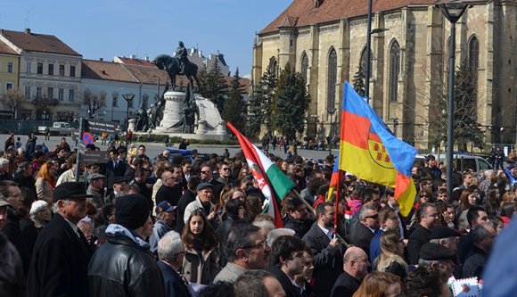 Ismét eltávolították az Erdély-zászlót a március 15-i felvonuláson Kolozsváron
