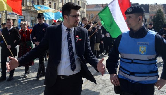 Civilizáltan rühelli a csendőrség az Erdély-zászlókat (VIDEÓ)