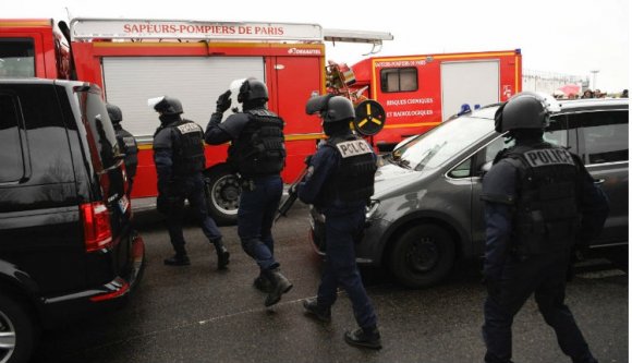 Lövöldözés Párizsban, az Orly repülőtéren