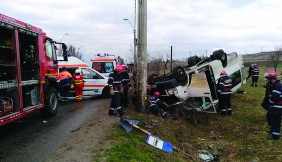 Magyar diákokat szállító iskolabusz borult árokba Hunyad megyében