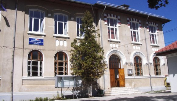 Bombariadó két gimnáziumban