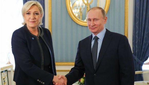 A Kremlben barátkozott Putyin és Le Pen