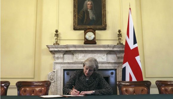 A kocka el van vetve: hivatalosan is elkezdődött a Brexit