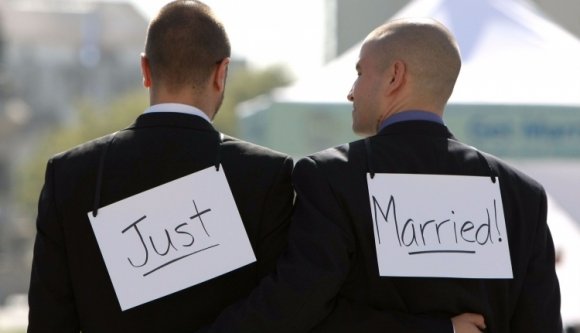 Tovább tétovázik az Alkotmánybíróság a melegházasság kapcsán