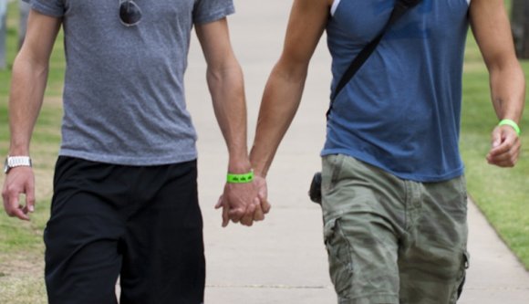 PSD-szenátor: azonos nemű párok nem sétálhatnak kézen fogva az utcán