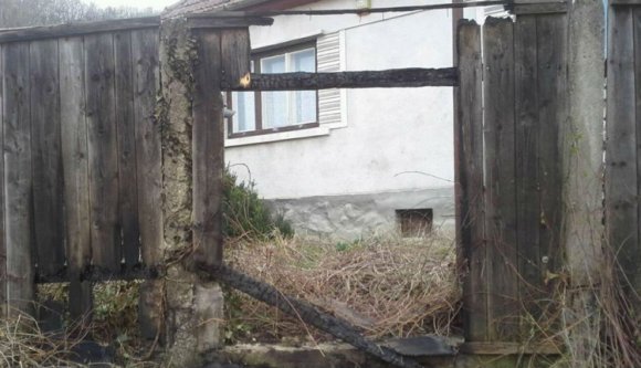 Felgyújtották Hans Hedrich házának kerítését