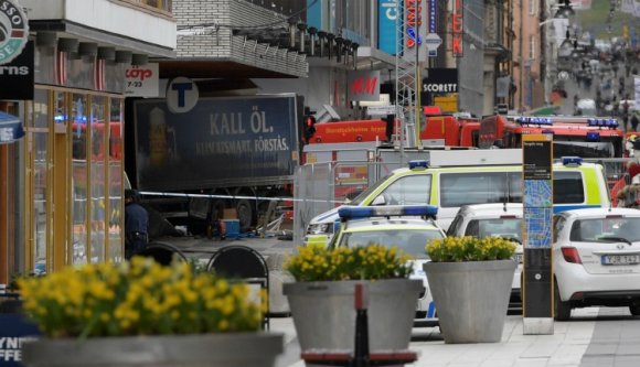 Kamion hajtott a tömegbe Stockholm belvárosában – PERCRŐL PERCRE