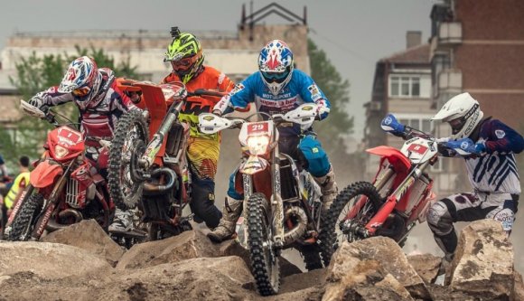 Terepmotorokat loptak egy aradi versenyről