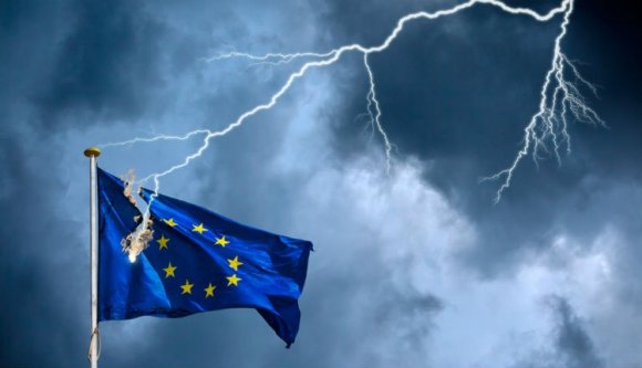 Teherautó alatt Egyesült Európa