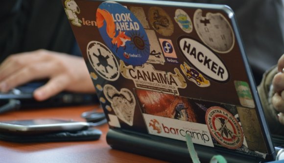 Fogadási számlákat csapolt meg két kiskorú internetes csaló