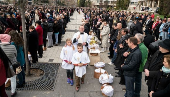 Így szenteltettek ételt Csíkszereda főterén