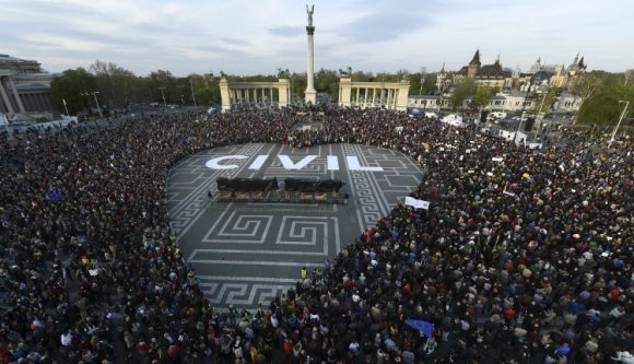 A civil szervezetek külföldi támogatásáról vitáznak az Országgyűlésben