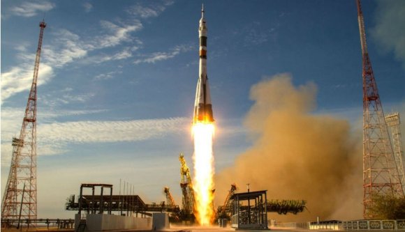 Amerikai és orosz űrhajóssal a fedélzetén indult útnak egy újabb Szojuz