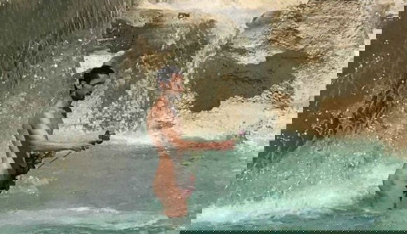 Van, akinek az okoz örömet, hogy meztelenül szórjon virágokat a Trevi-kút vizére