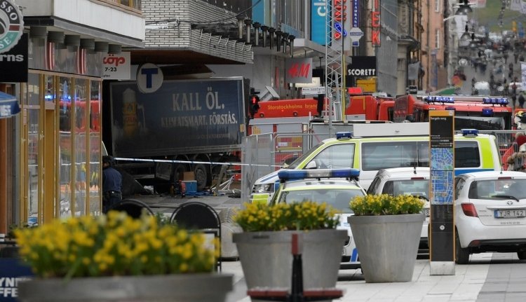 Belehalt sérüléseibe a stockholmi gázolásos merénylet egyik sebesültje