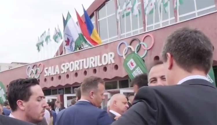 Rettenetes: rosszul tűzték ki a román zászlót az RMDSZ-kongresszuson