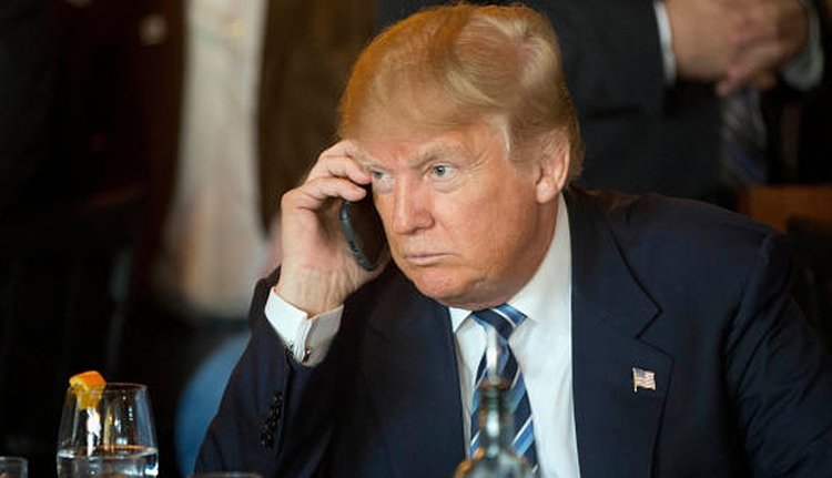 Trump lazán osztogatja a telefonszámát