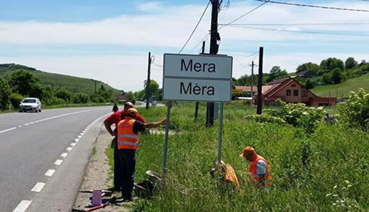 Ilyen is van: nem bemázolnak, hanem szebbre cserélnek kétnyelvű táblákat (FOTÓK)