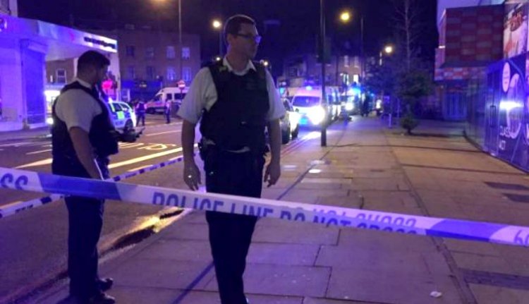 Mecsetből távozó muszlimok közé hajtott egy furgon Londonban