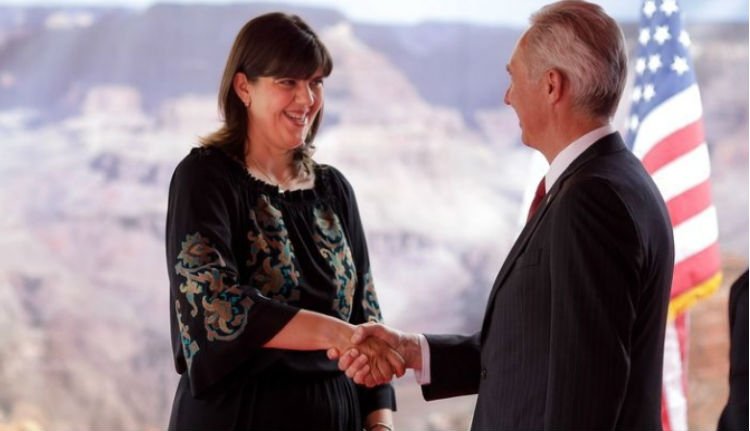 Egy szocdem képviselő sürgősen kiutasítaná az amerikai nagykövetet