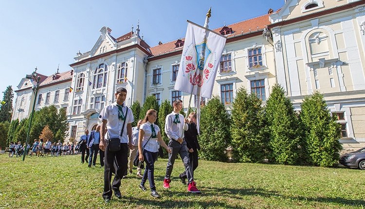Az Unirea főgimnázium udvarán tartották a tanévnyitót a megszüntetett katolikus iskola diákjai