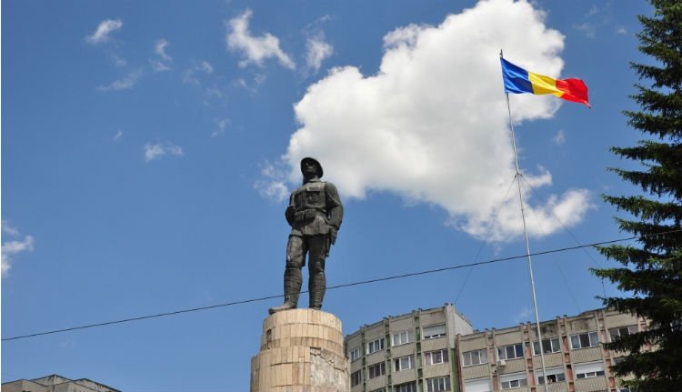 Nem akadt cég, amely felújítaná a Román Katona szobrát Sepsiszentgyörgyön