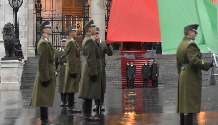 Zászlófelvonással kezdődik október 23.