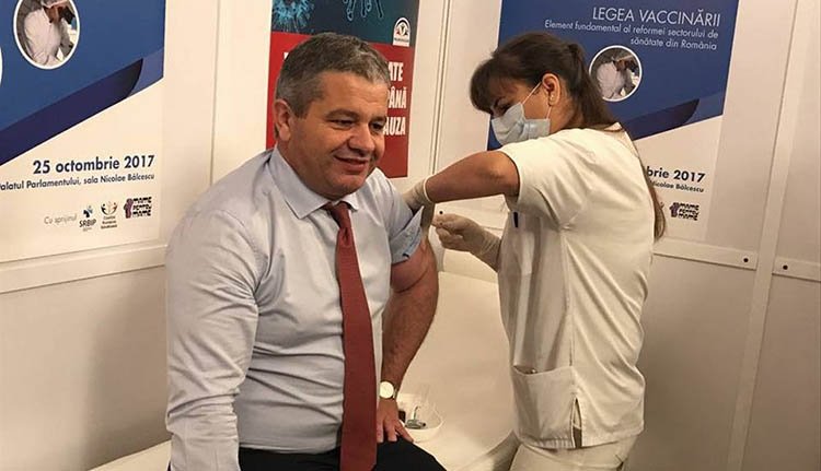 Nyilvánosan döftek tűt az egészségügyi miniszter karjába