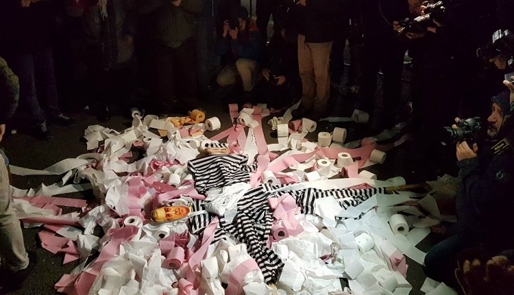 Vécépapírral dobálták meg a kormányt