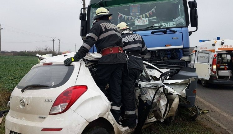 Kamionnal ütközött egy családi autó