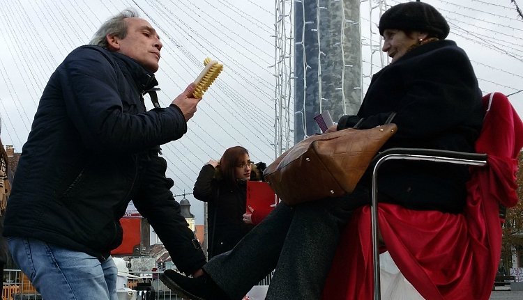 Ma az elit pucolt cipőt a Főtéren