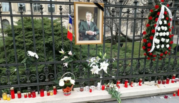 Érvénybe lépett a három napos nemzeti gyász