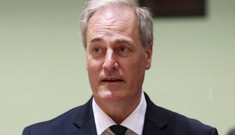 A miniszter elkésett a munkából, azonnal lemondott (VIDEÓval)