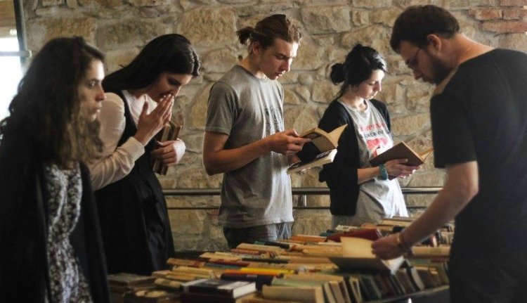 Könyvekkel és példaképekkel jelentkezik áprilisban a Könyvturi